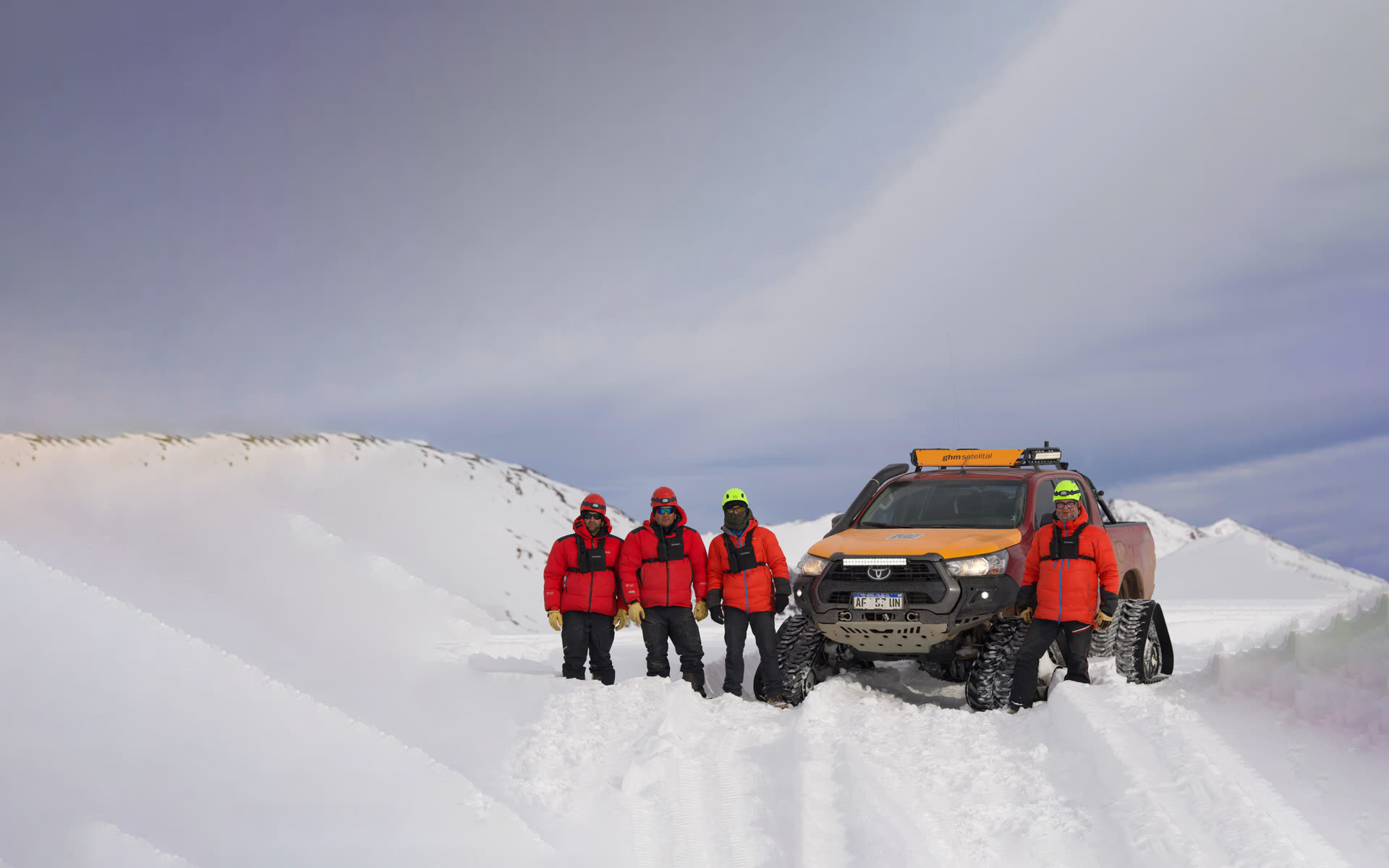 Equipo de GHM junto a su vehículo en la cordillera